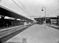 154601 Gezicht op de perrons van het N.S.station Breda te Breda.